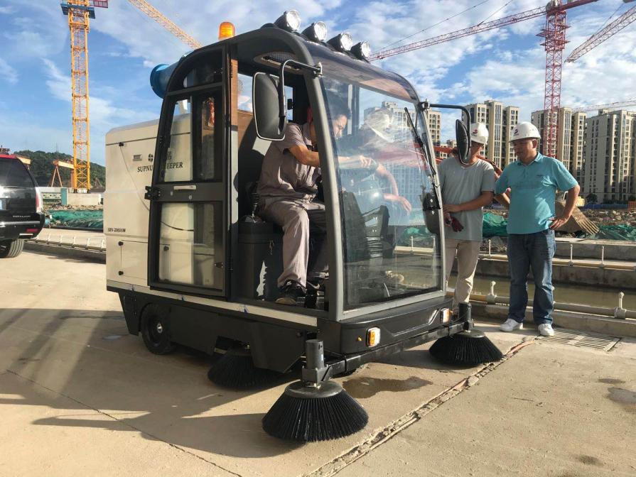 曲靖龙海市电动清扫车：现代城市清洁的新解决方案